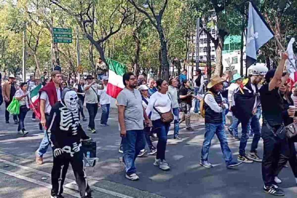 Marcha de la Generación Z registra poca asistencia en CDMX; les impiden llegar al Zócalo por vendimia navideña