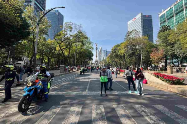 Marcha de la Generación Z registra poca asistencia en CDMX; les impiden llegar al Zócalo por vendimia navideña