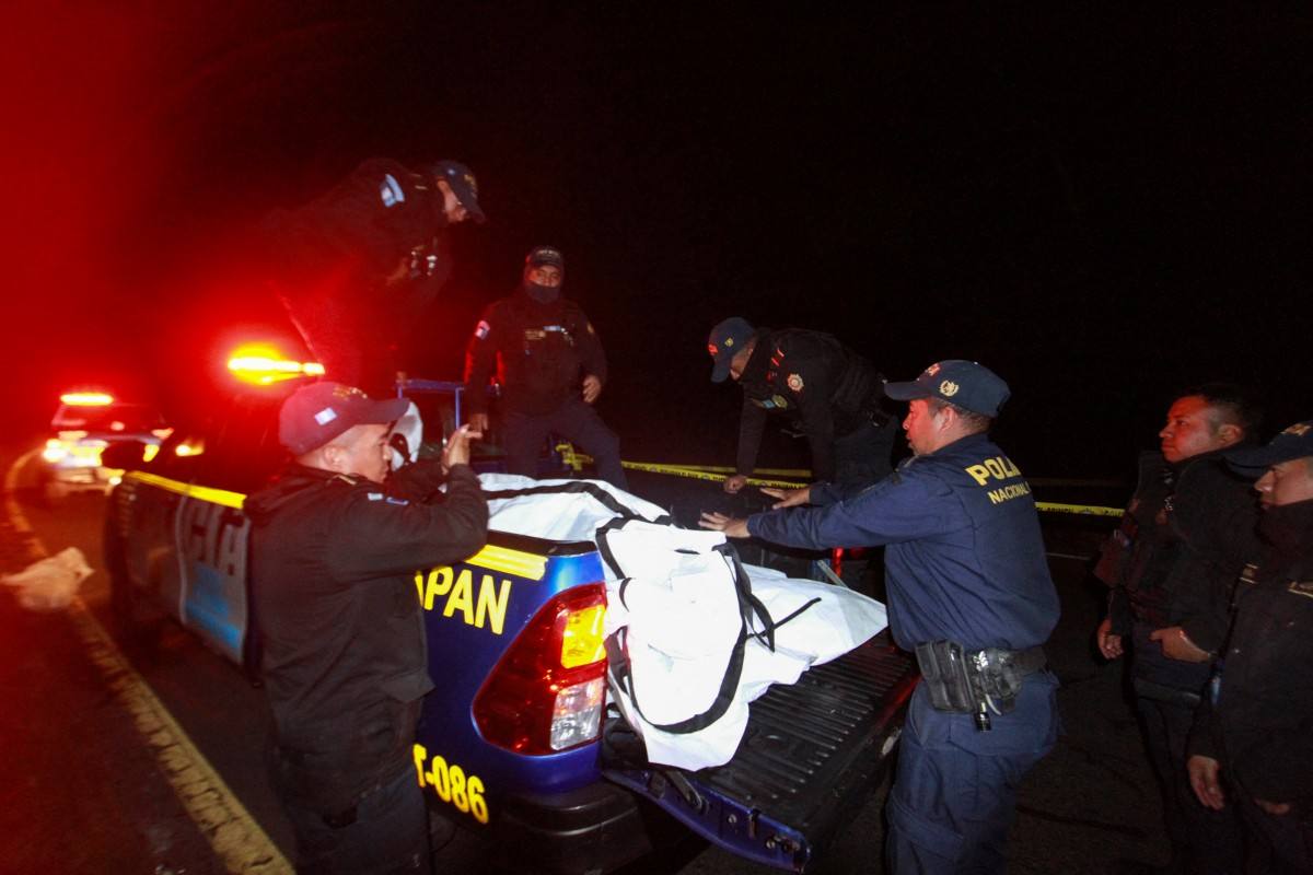 Mueren 15 personas en accidente de autobús en Guatemala; decretan tres días de luto nacional 