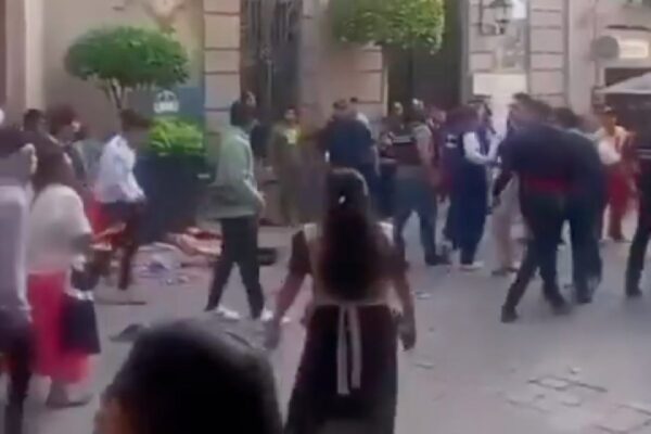 Municipio de Querétaro suspende a inspector que pateó a vendedor de artesanías en riña por desalojo
