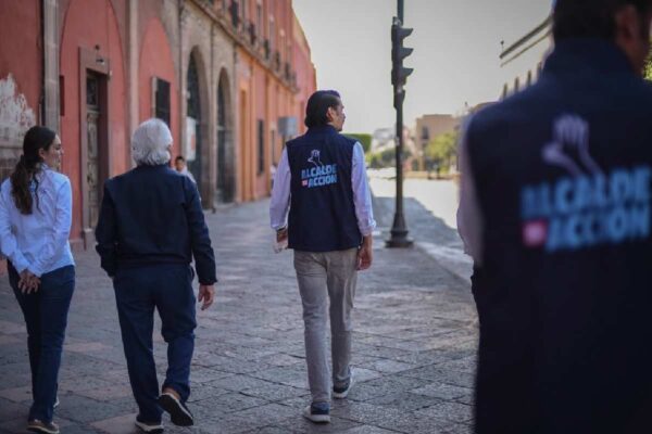 Municipio de Querétaro suspende a inspector que pateó a vendedor de artesanías en riña por desalojo