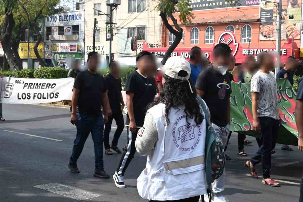 Padres de los 43 normalistas de Ayotzinapa visitan la Basílica; “hay un desgaste emocional”, señalan