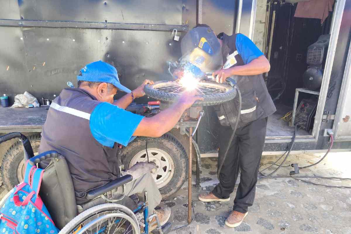 Personas con discapacidad aprender usar soldadora