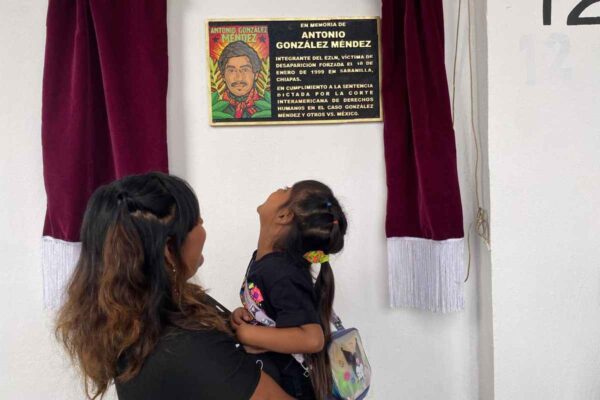 Placa en memoria de Antonio González Méndez en la Universidad Autónoma de Chiapas (UNACH). Foto: Carlos Ogaz