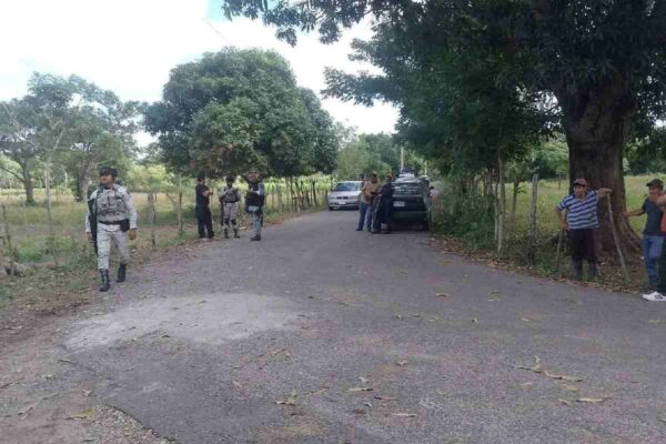 Pobladores de Centla, Tabasco, denuncian que fuga en ducto de Pemex causó la muerte de dos personas