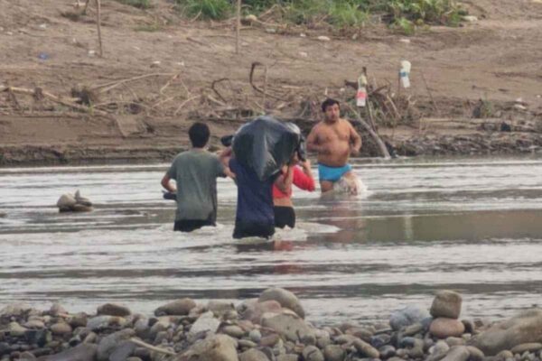 Pobladores de 18 comunidades de Huautla, Hidalgo, cruzan río a pie; puente quedó destruido por lluvias