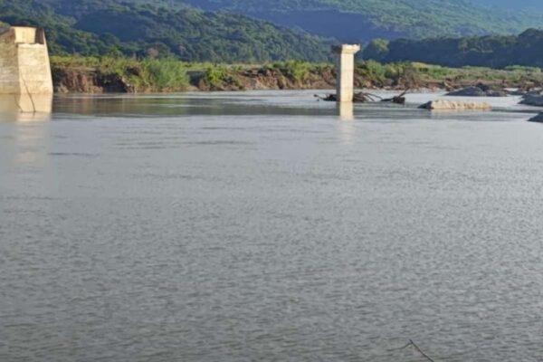 Pobladores de 18 comunidades de Huautla, Hidalgo, cruzan río a pie; puente quedó destruido por lluvias