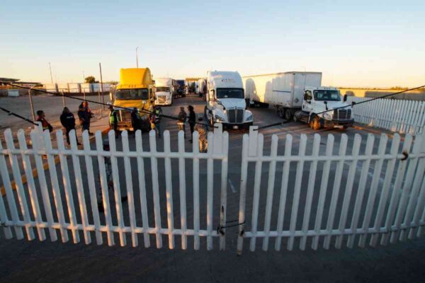 Productores retiran bloqueos carreteros