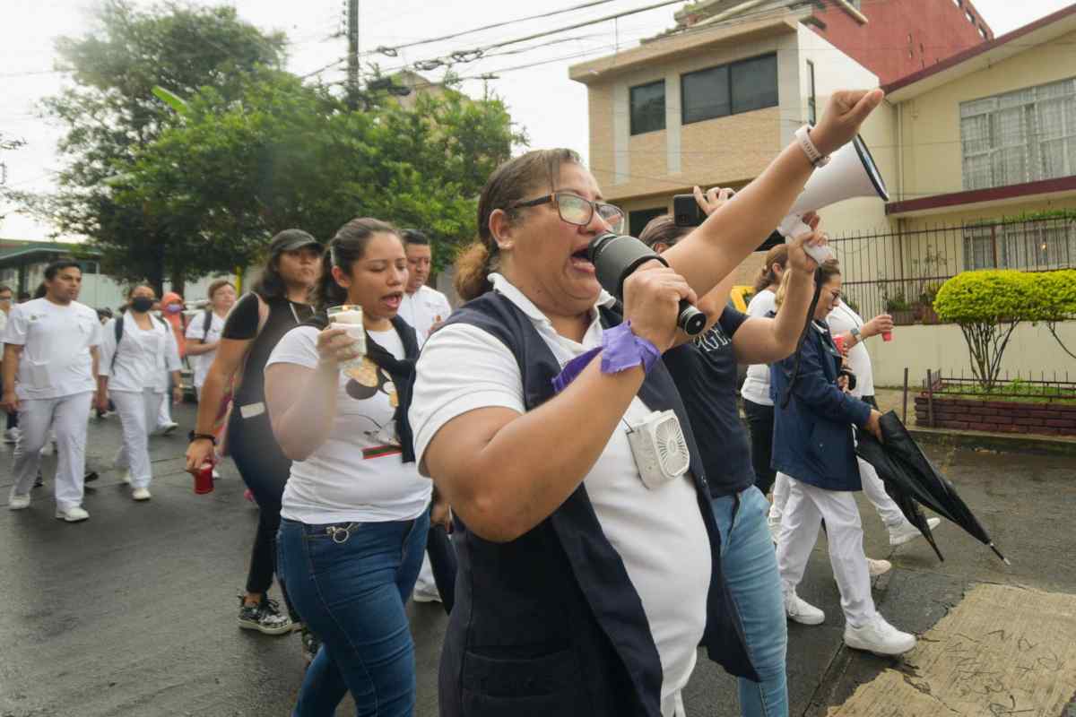 Protestan trabajadores de Salud en Veracruz por pago de bono navideño; reciben vales de despensa 