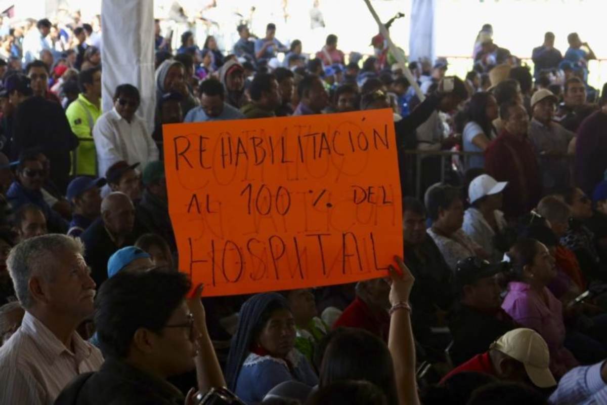 Protestan trabajadores de Salud en Veracruz por pago de bono navideño; reciben vales de despensa 