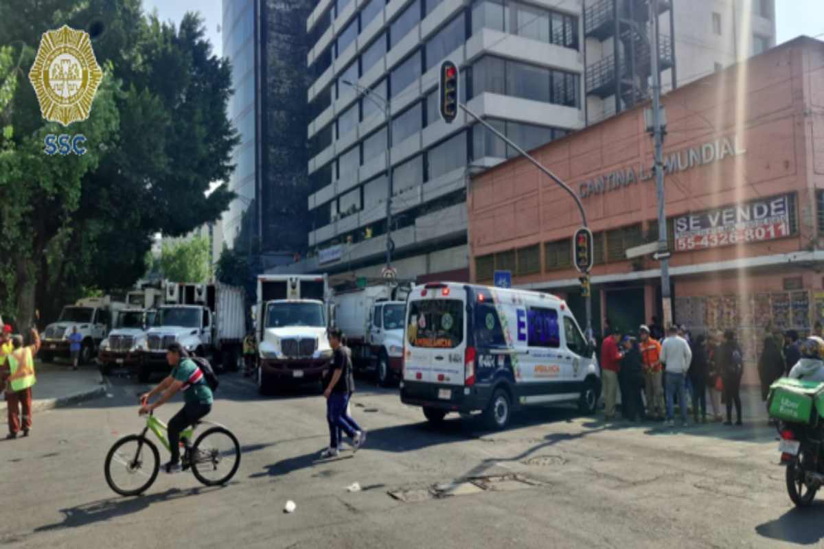 Trabajadores de limpia de CDMX arrojan y queman basura frente a sede de Administración Personal