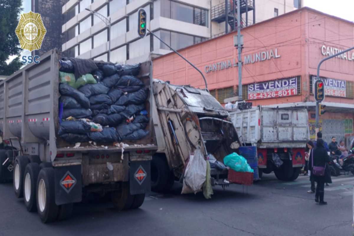 Trabajadores de limpia de CDMX arrojan y queman basura frente a sede de Administración Personal