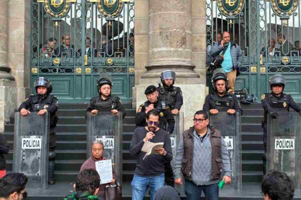 Vecinos de Cuba 11 presentan iniciativa contra desalojos