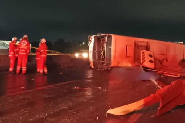 Volcadura de camión de pasajeros en Apodaca, Nuevo León, deja ocho muertos y 16 heridos