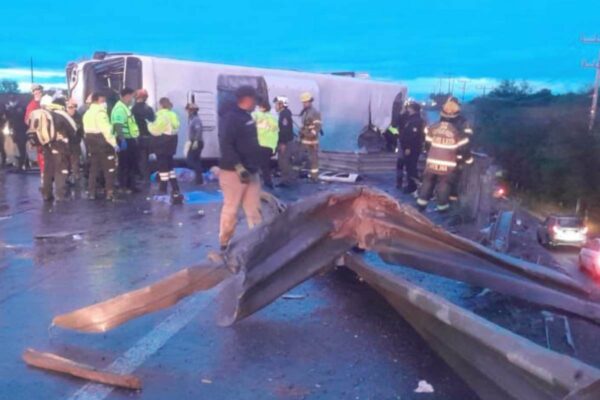 Volcadura de camión de pasajeros en Apodaca, Nuevo León, deja ocho muertos y 16 heridos