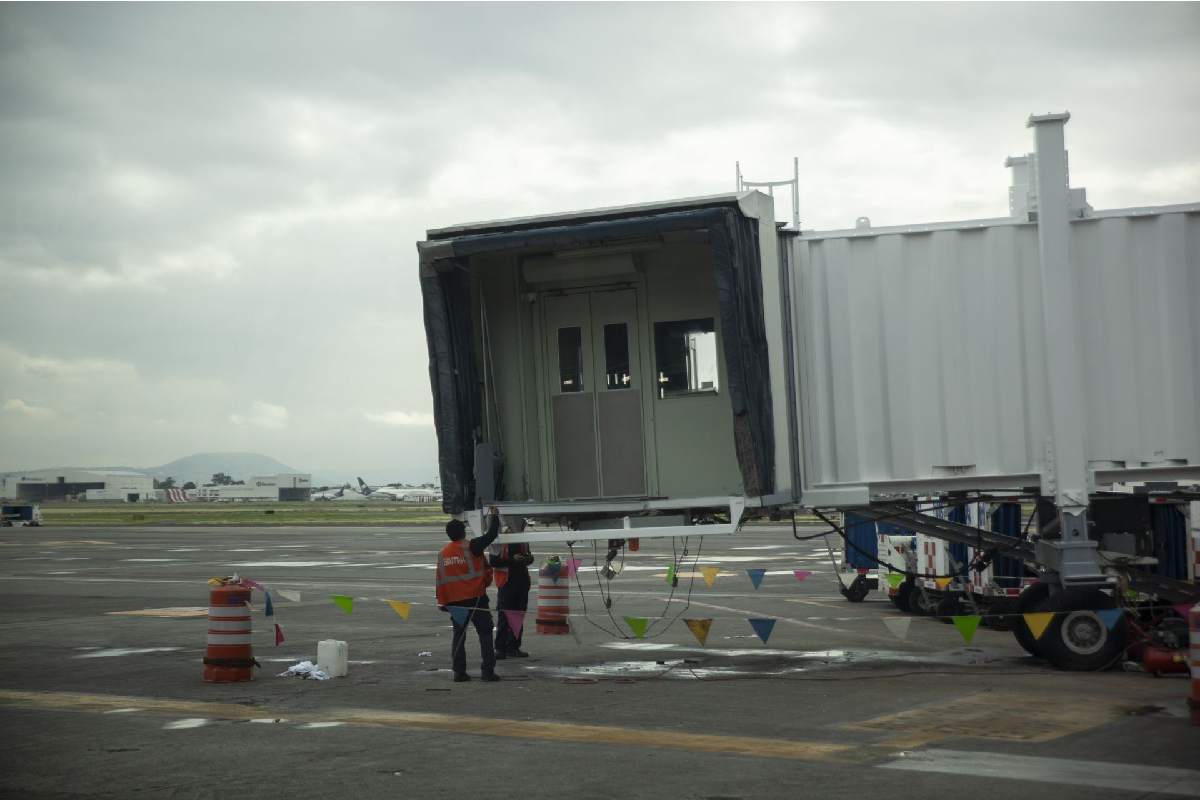 AFAC investiga incidente en el AICM: piloto de Magnicharters retuvo vuelo y acusó irregularidades laborales