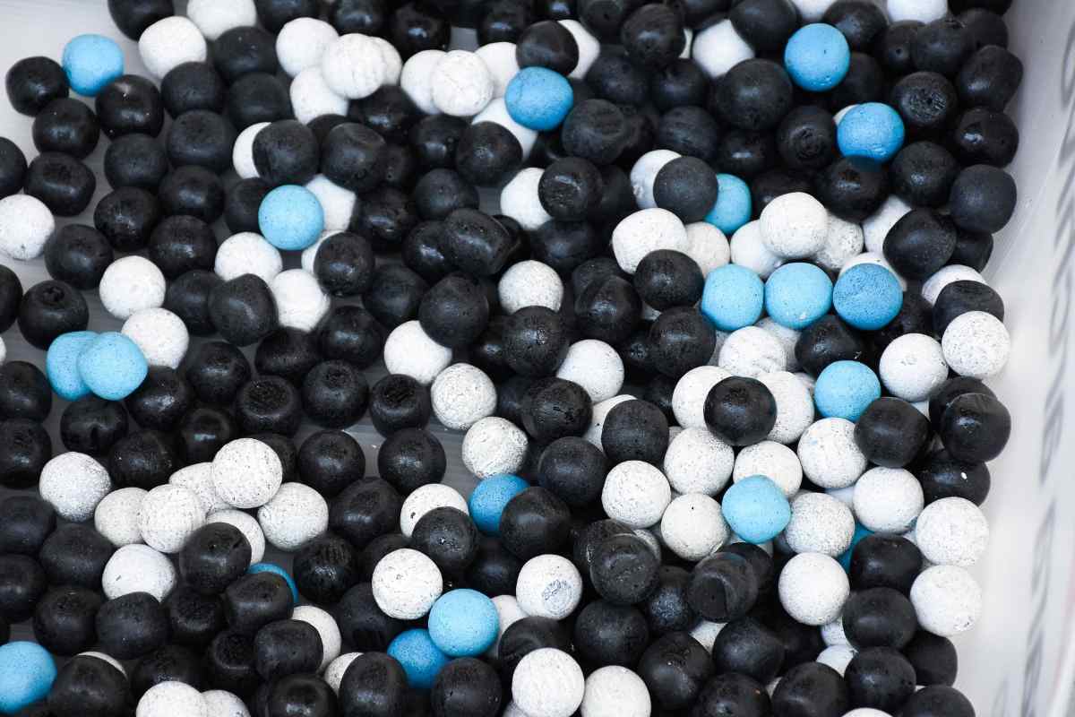 Contrario a lo que se afirma en redes sociales, la bola negra sigue siendo parte del sorteo para el servicio militar en México. Sin embargo, este año se ha reportado un aumento de las bolas blancas.