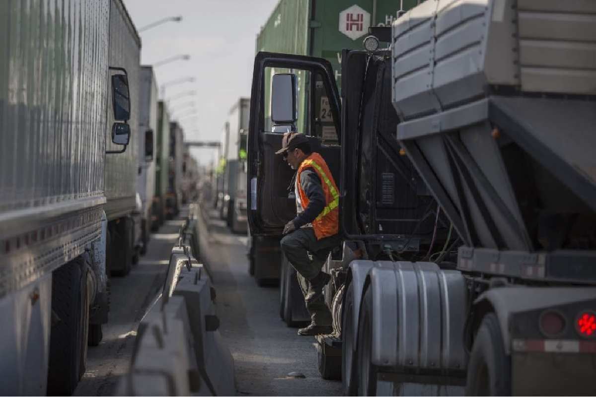 EU restringe visas a responsables de una empresa de transporte mexicana por presuntamente facilitar la migración irregular