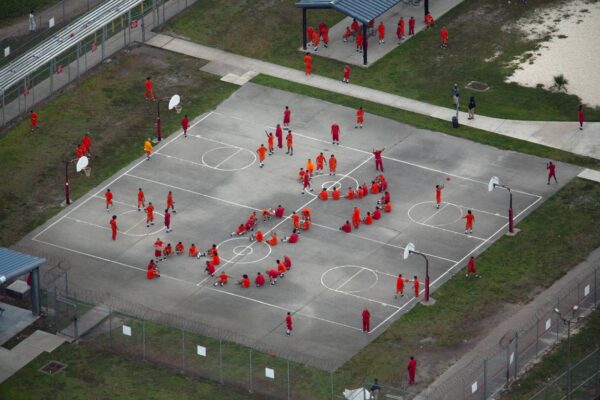 En una vista aérea desde un helicóptero, se observa a detenidos en el Centro de Detención Krome. Foto: AFP