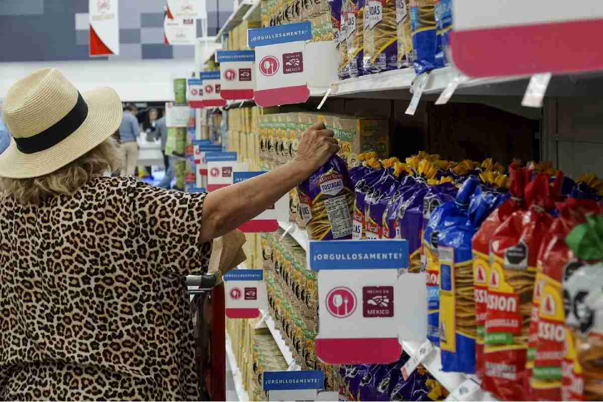 Pobreza por ingresos en zonas urbanas repunta en noviembre por el alza de comidas fuera de casa, bistec y leche