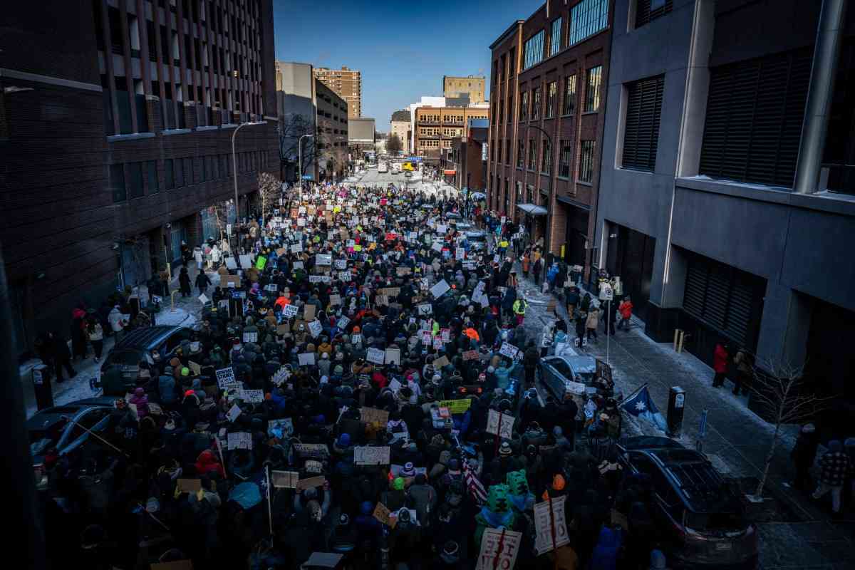 Ciudadanos desafían redadas antiinmigración en Mineápolis y protestan contra detención de un niño
