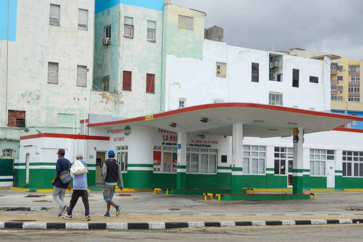 Cubanos sufren apagones por la falta de petróleo; piden diálogo ante amenazas