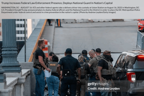 Una fotografía revela la realidad: agentes de ICE detuvieron a un repartidor en Washington, D. C. en agosto de 2025, y la bandera de Venezuela fue añadida al material original.