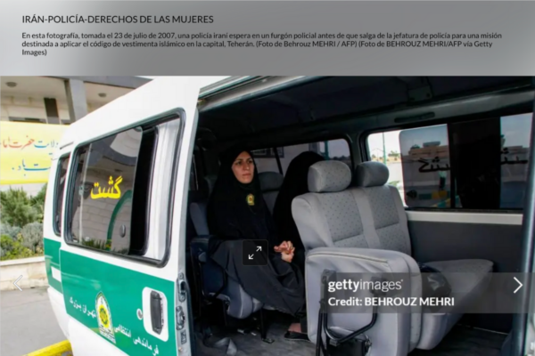 Aunque es cierto que las mujeres han participado en las protestas contra el gobierno de Irán, el video de mujeres golpeando una camioneta muestra indicios de ser creado con inteligencia artificial.