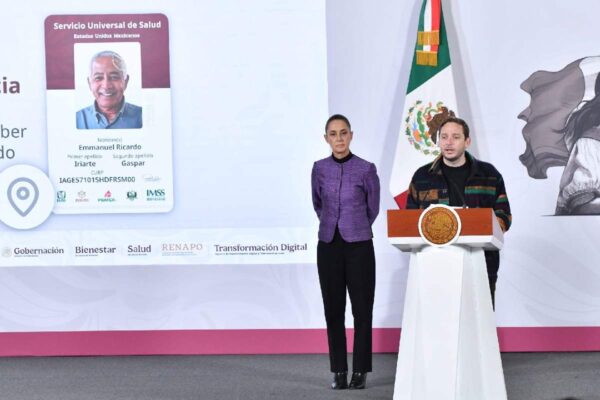 Eduardo Clark nueva credencial servicio salud universal mexico