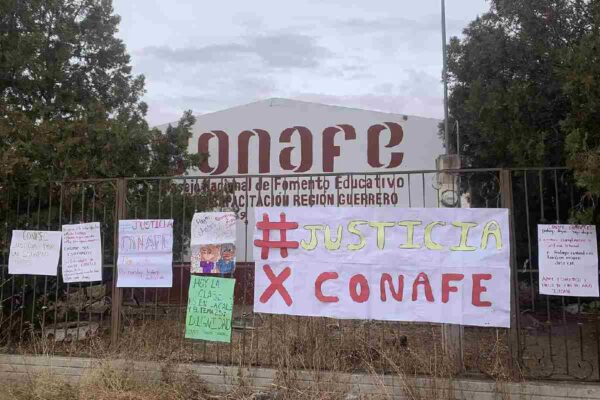Educadoras de la Sierra de Chihuahua protestan en exigencia de mejores condiciones laborales