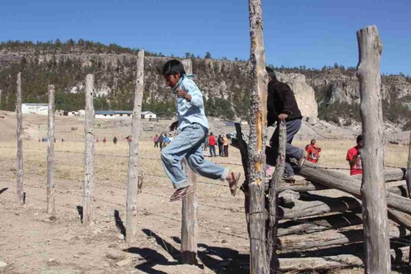 Educadoras de la Sierra de Chihuahua protestan en exigencia de mejores condiciones laborales