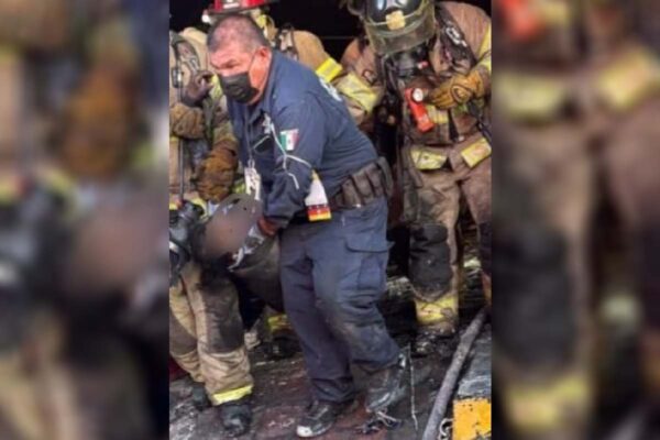 Genaro Rivera es nombrado Policía del Año en Hermosillo por su labor en el incendio de la tienda Waldo’s