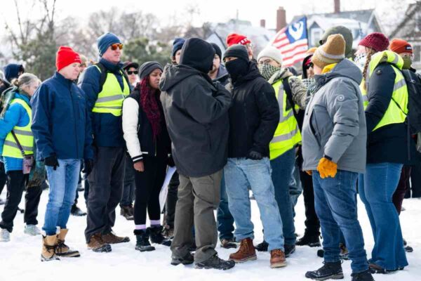 Gobierno de Trump anuncia despliegue de “cientos” de policías en Mineápolis tras protestas