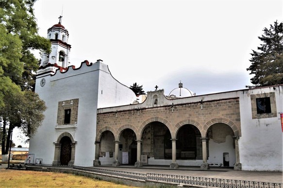 Fachada del convento de San Miguel Arcángel, en Zinacantepec, Estado de México.