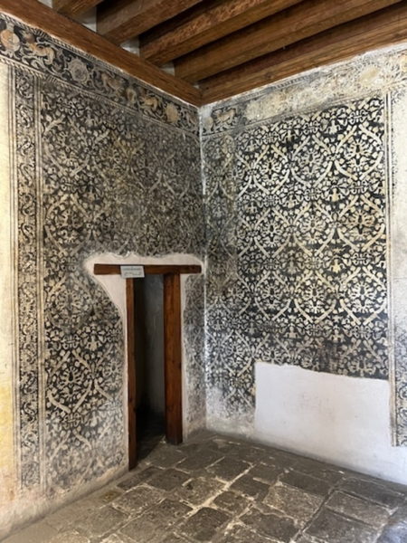 En el vestíbulo de la portería antes de entrar el convento.