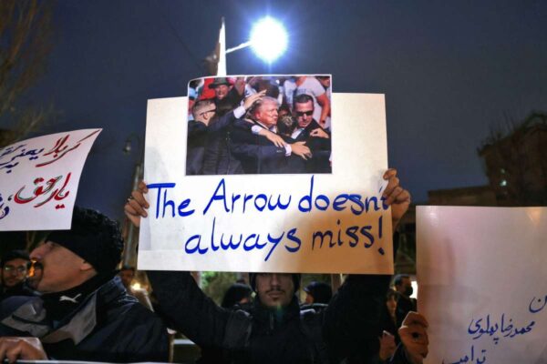 Irán lanza advertencia a Trump ante posibles ataques; evacúan a personal de base militar de EU en Catar