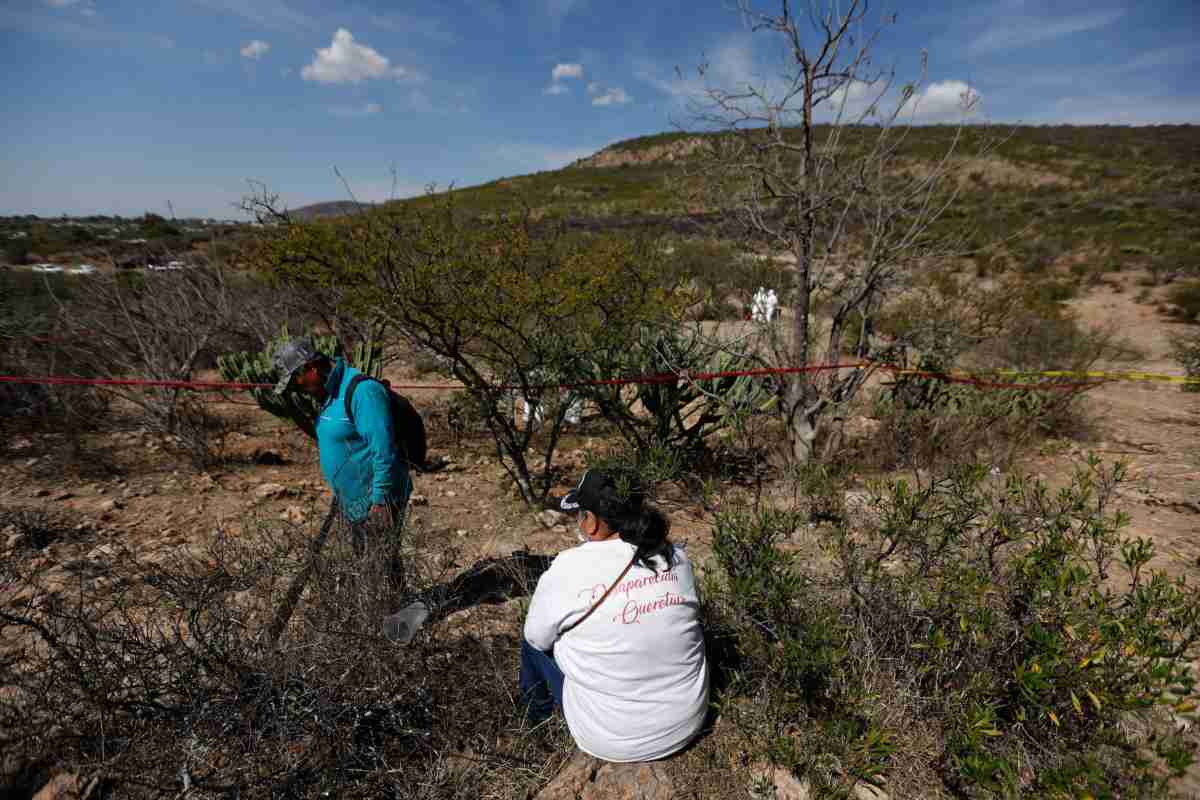 Localizan 24 cuerpos en fosas clandestinas en Baja California; colectivos participan en las labores 