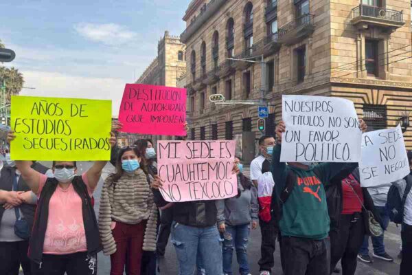 Manifestación estudiantes de universidades del bienestar cambio sede