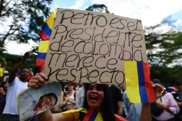 Manifestante cartel apoyo gustavo petro colombia trump eu