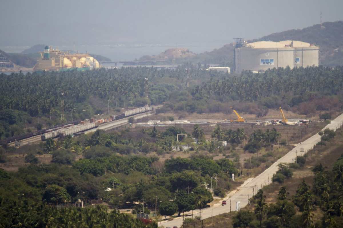 Marina no podrá realizar obras en Laguna de Cuyutlán para ampliación del puerto de Manzanillo, dice Semarnat