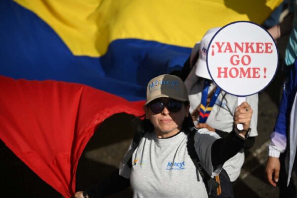 Mujer durante manifestación en caracas, venezuela en contra ,de la intervención gringa