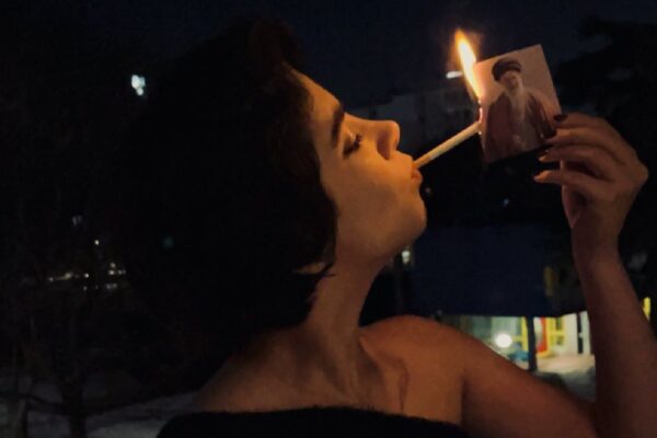 Mujeres iraníes queman imágenes del ayatolá para encender cigarrillos como protesta simbólica