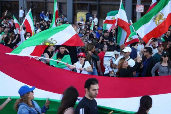 Mujeres iraníes queman imágenes del ayatolá para encender cigarrillos como protesta simbólica