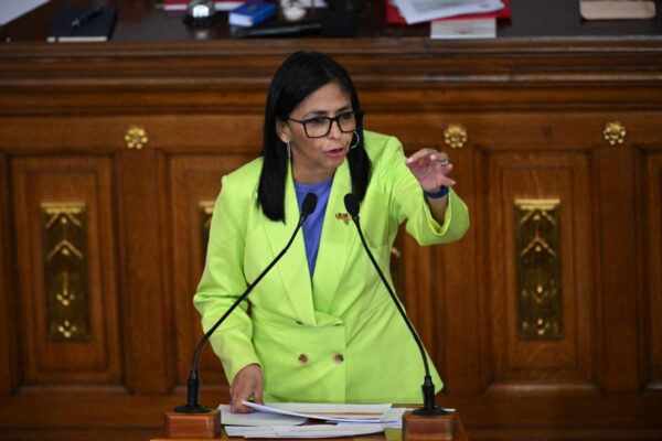 “No tenemos miedo” de enfrentar diplomáticamente a EU, dice Delcy Rodríguez, presidenta de Venezuela