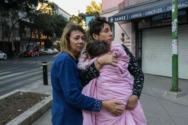 Personas que evacuaron su vivienda tras sismo en cdmx