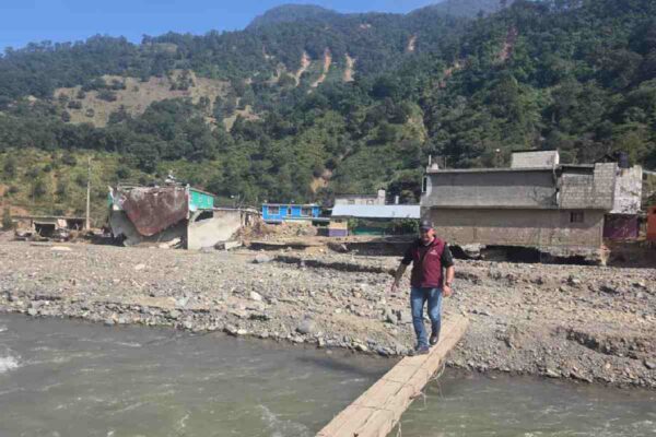 Pobladores de Chapula, comunidad declarada inhabitable en Hidalgo tras las lluvias, buscan recuperar su patrimonio