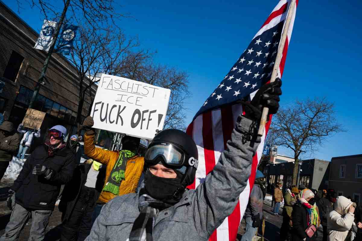 Protestan contra agentes de ICE tras muerte de hombre en Mineápolis; reportan uso de tanque militar