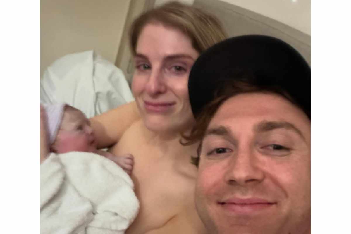 Meghan Trainor responde críticas sobre el nacimiento de su tercer hijo.