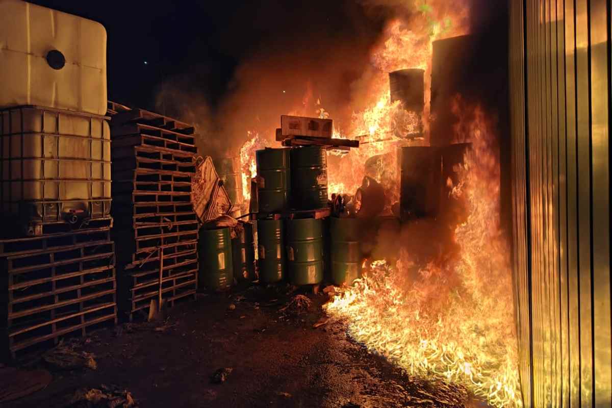 Se registra incendio en bodega de pinturas y solventes en Jardines de Xalostoc, Ecatepec
