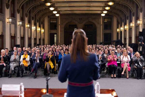 Sheinbaum mantiene aprobación de 77 %; la mayoría de los mexicanos la consideran honesta, señala encuesta